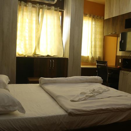 Hotel Himalaya Агартала Екстериор снимка