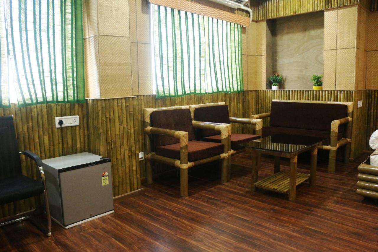Hotel Himalaya Агартала Екстериор снимка