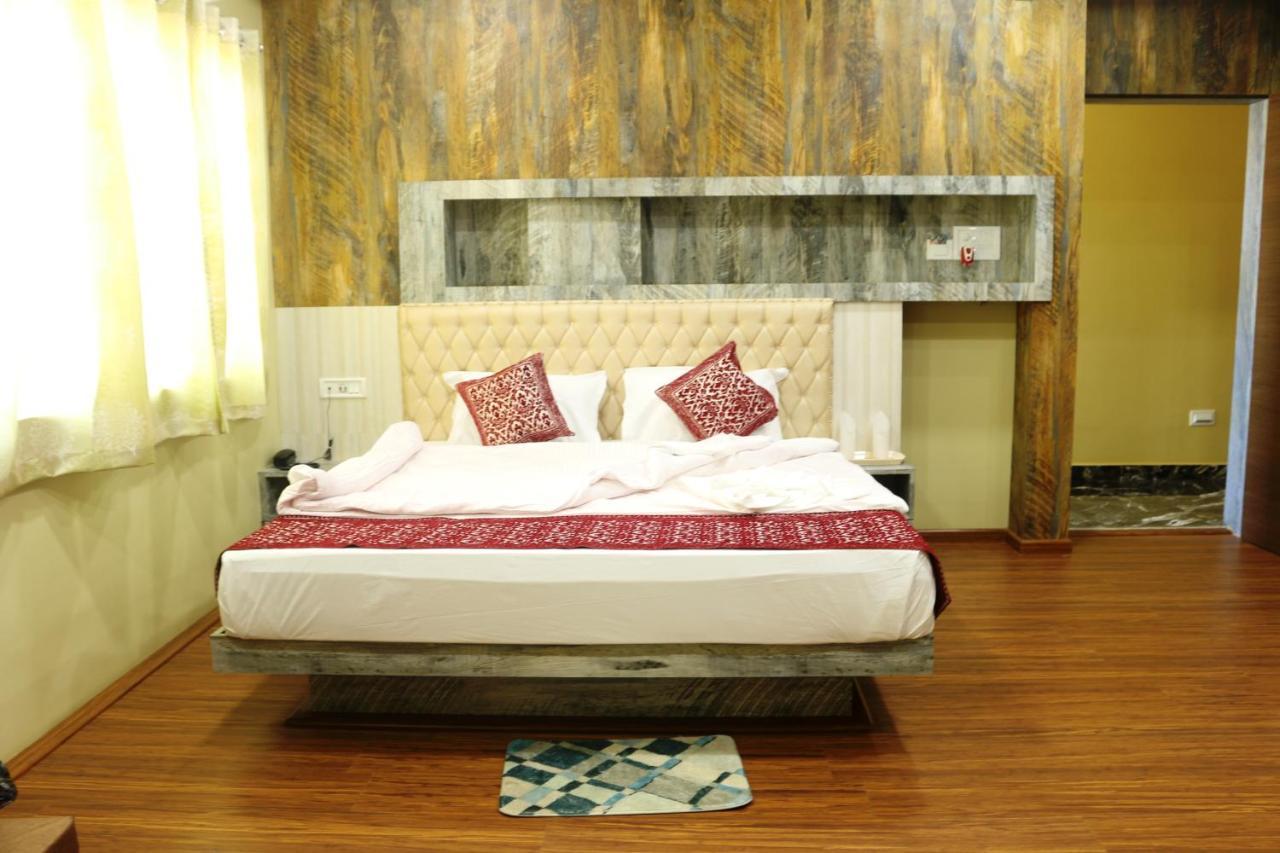 Hotel Himalaya Агартала Екстериор снимка