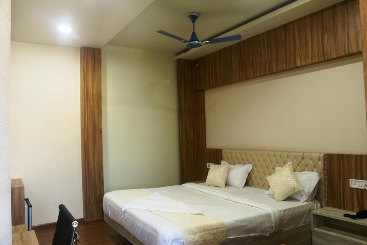 Hotel Himalaya Агартала Екстериор снимка