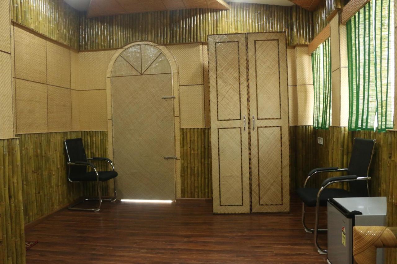 Hotel Himalaya Агартала Екстериор снимка