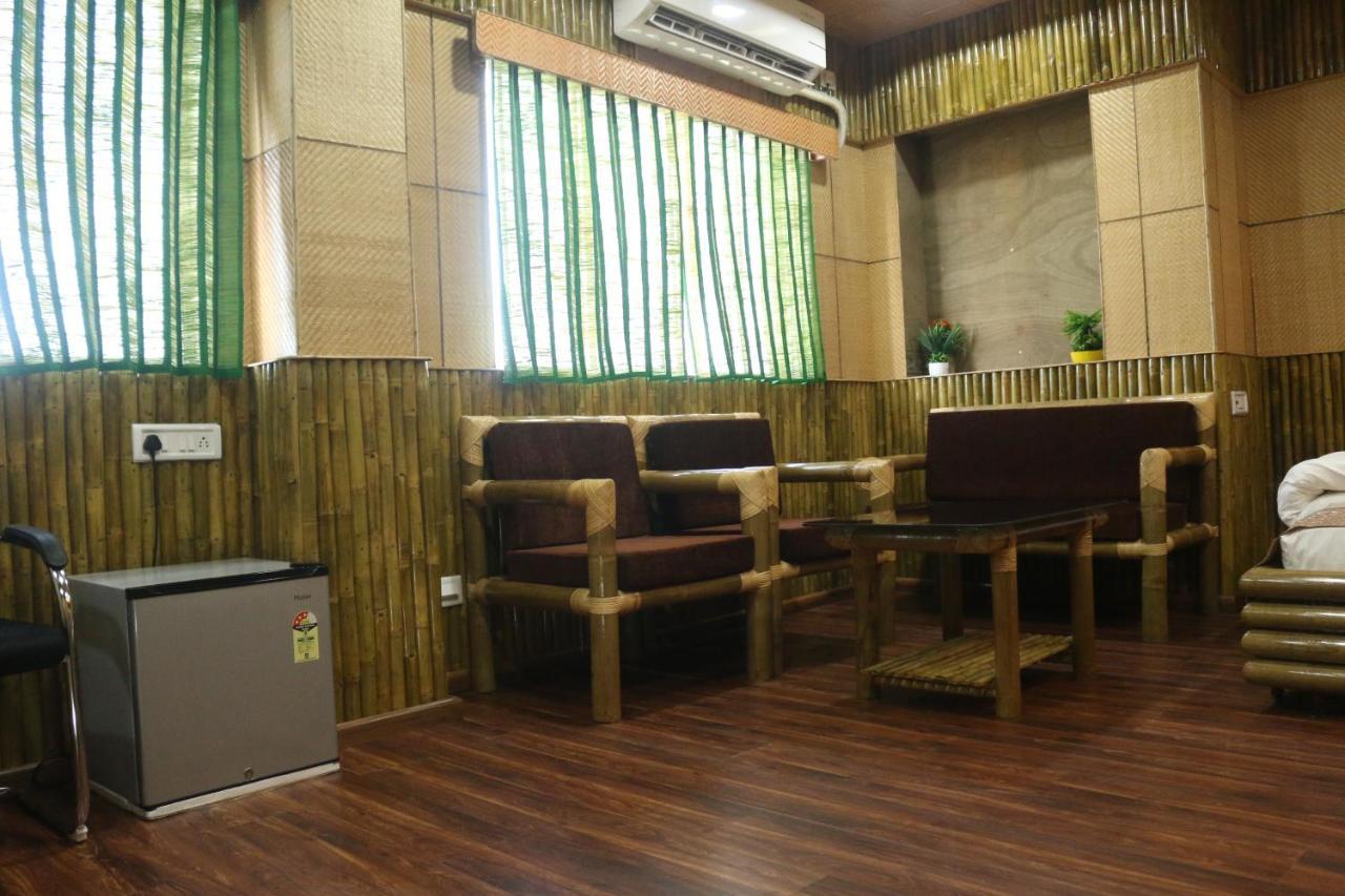 Hotel Himalaya Агартала Екстериор снимка