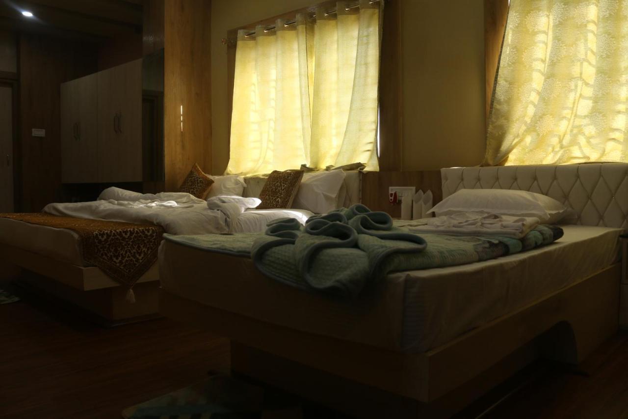 Hotel Himalaya Агартала Екстериор снимка