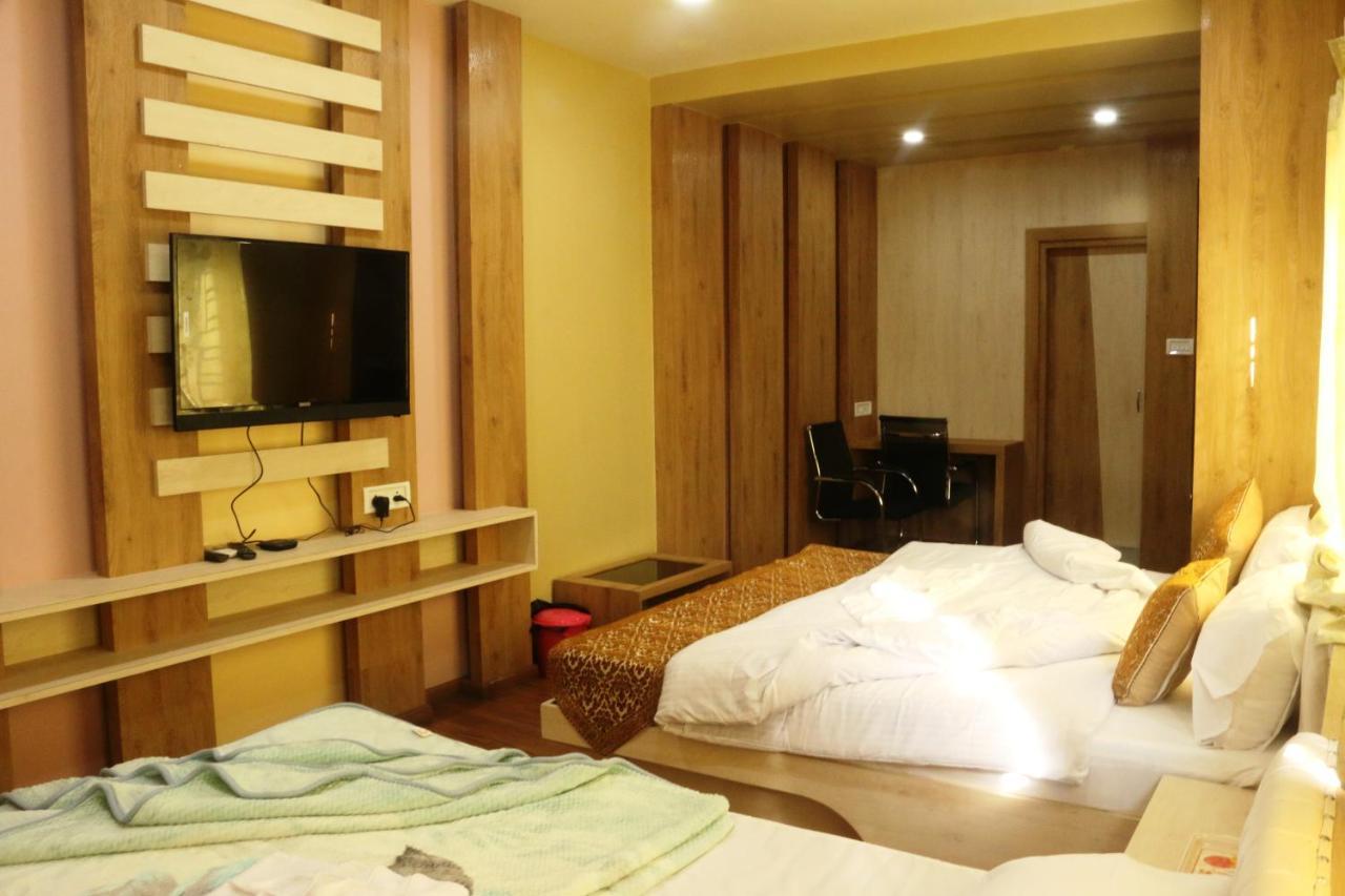 Hotel Himalaya Агартала Екстериор снимка