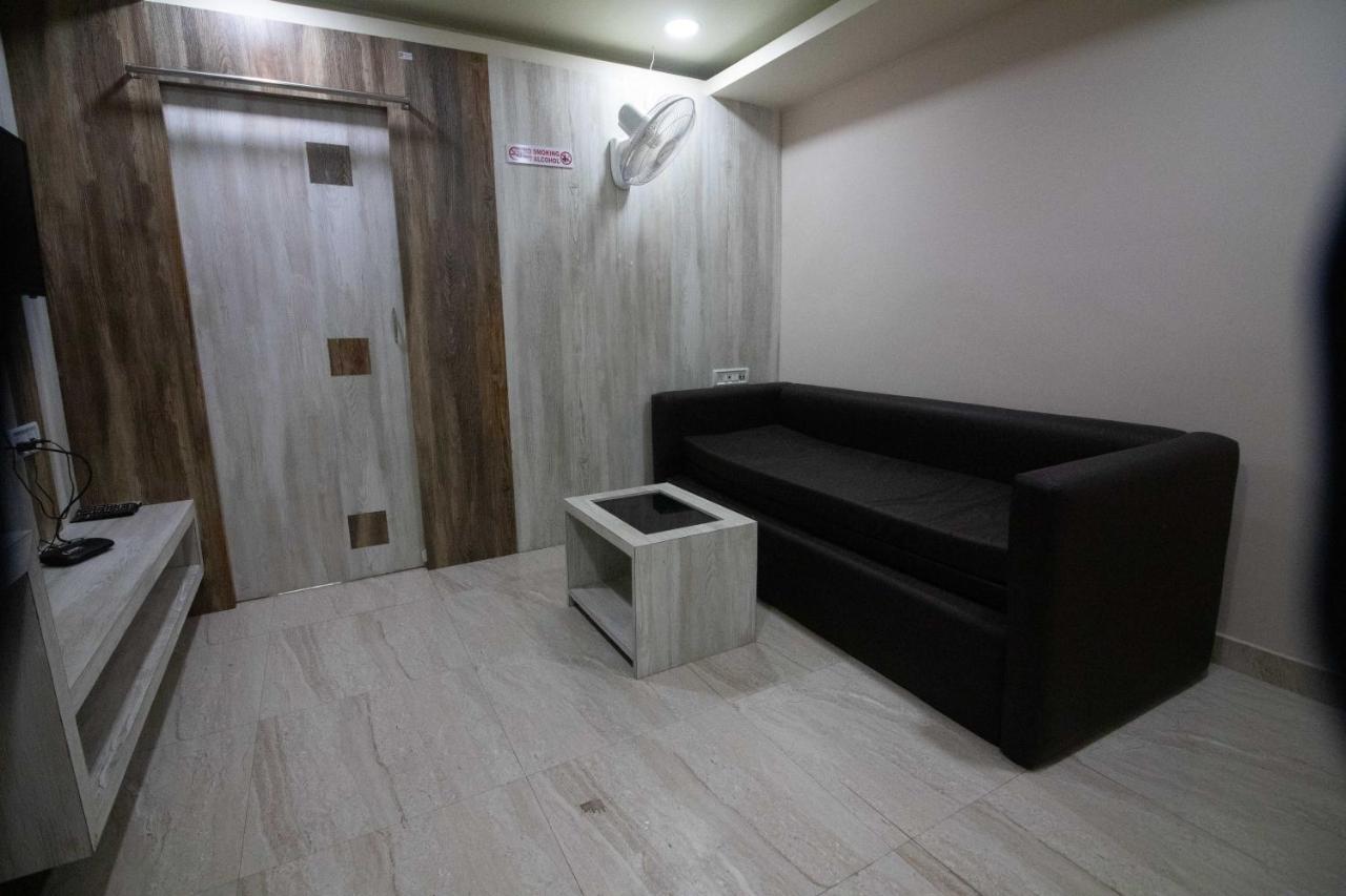 Hotel Himalaya Агартала Екстериор снимка
