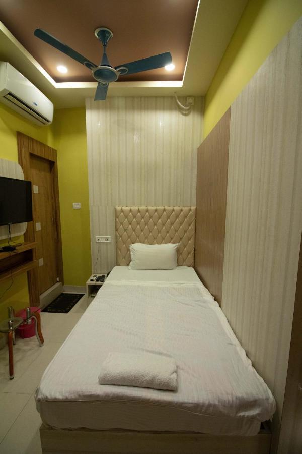 Hotel Himalaya Агартала Екстериор снимка