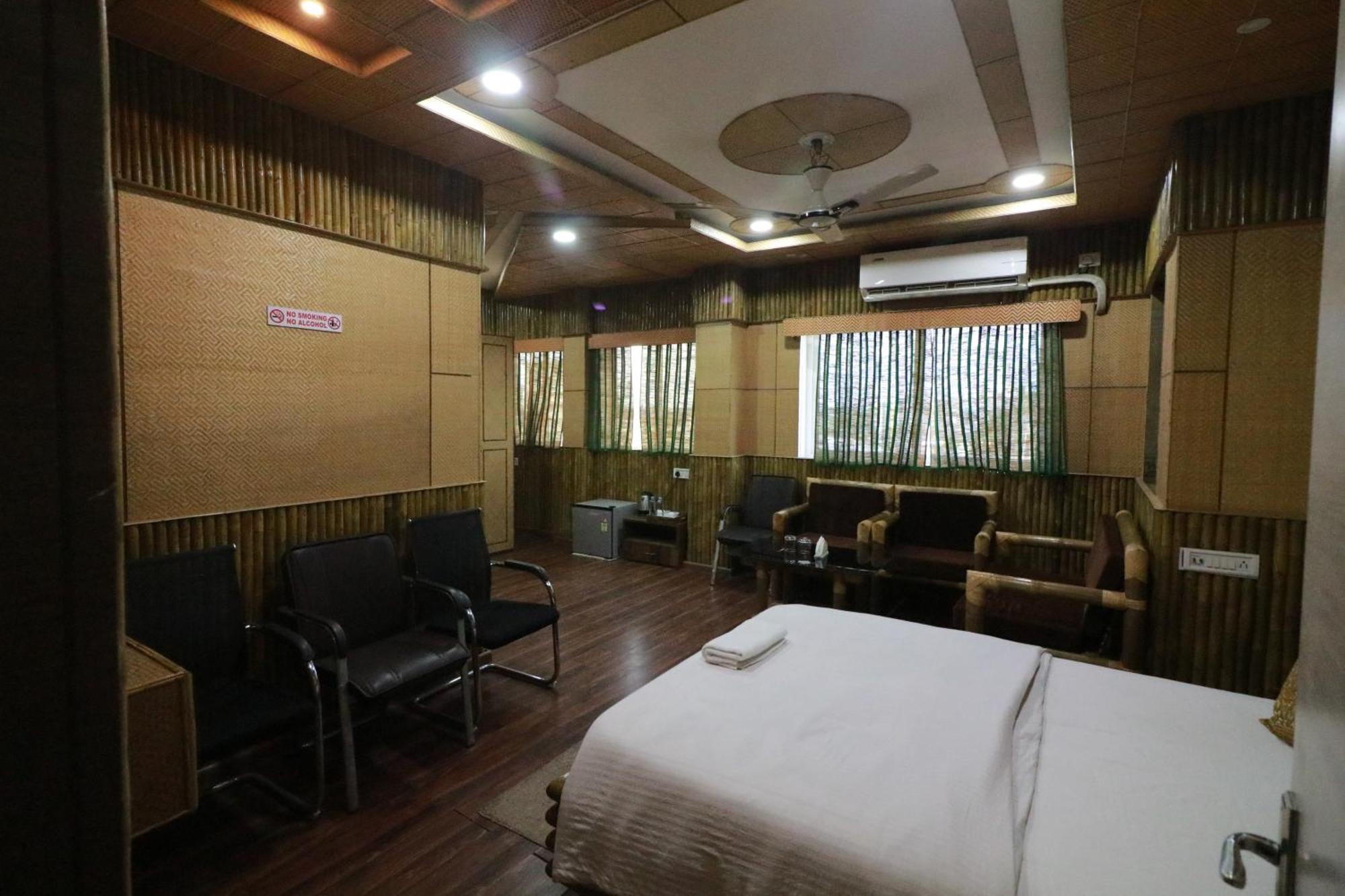 Hotel Himalaya Агартала Екстериор снимка