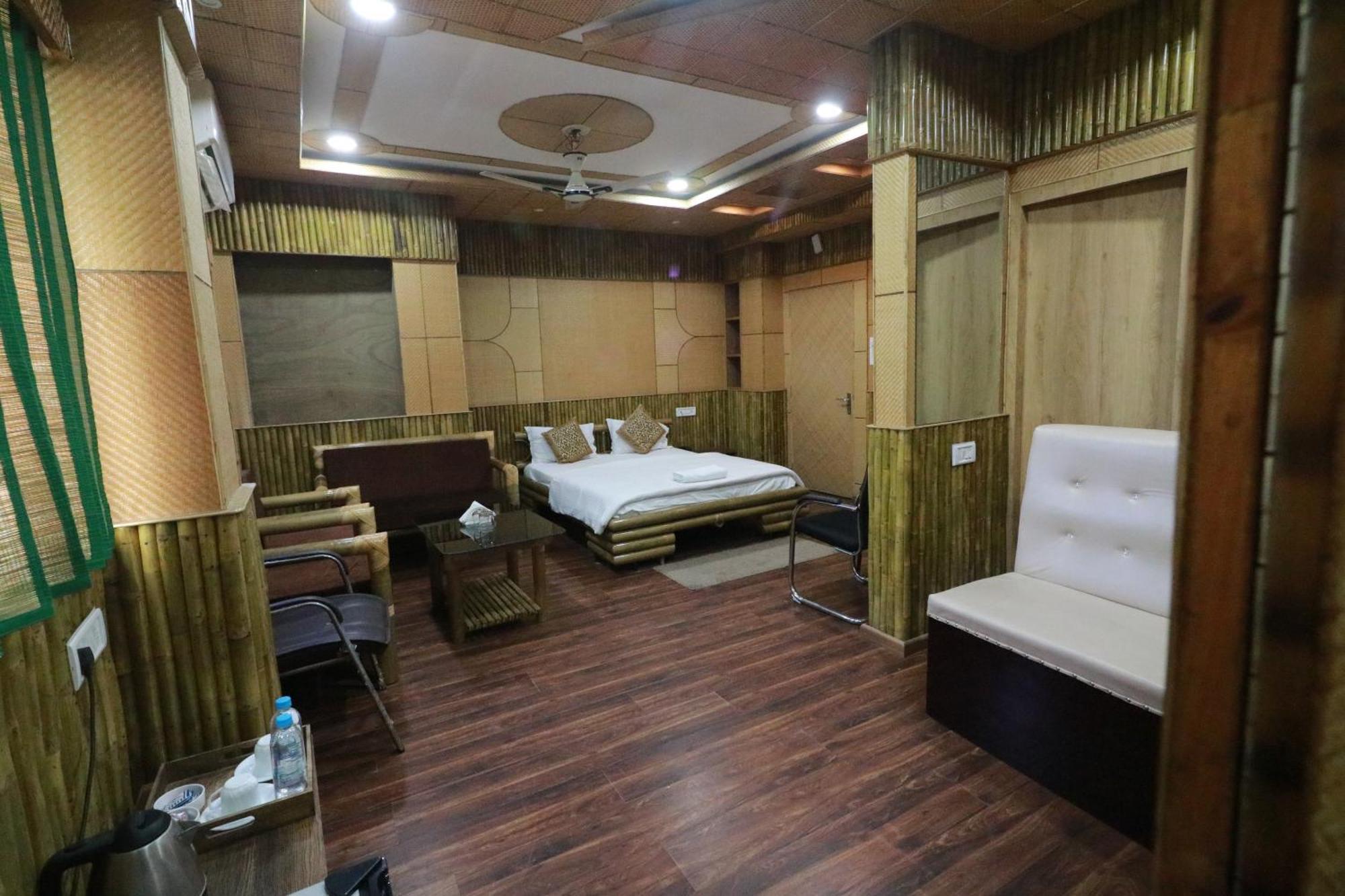 Hotel Himalaya Агартала Екстериор снимка