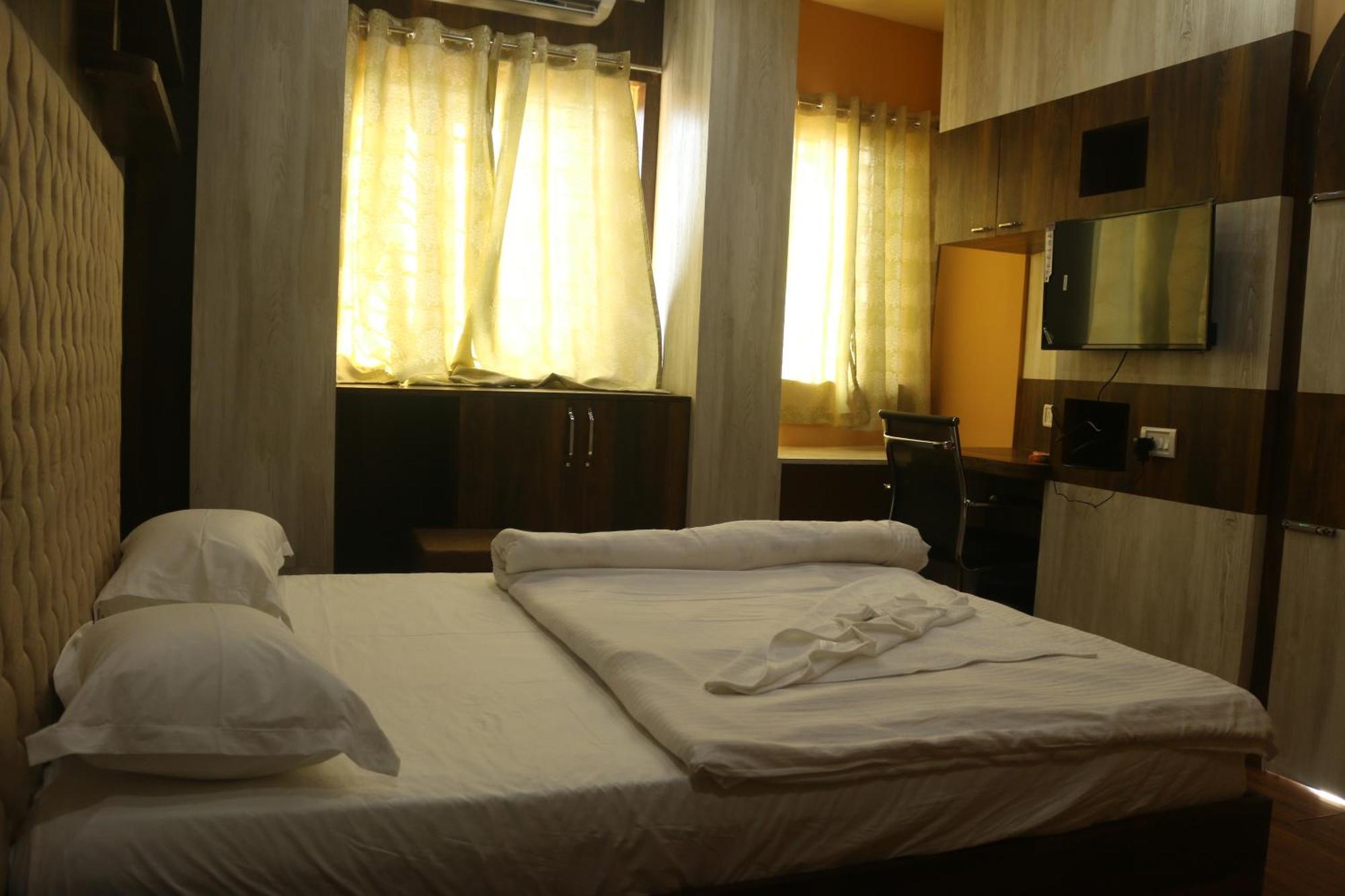 Hotel Himalaya Агартала Екстериор снимка