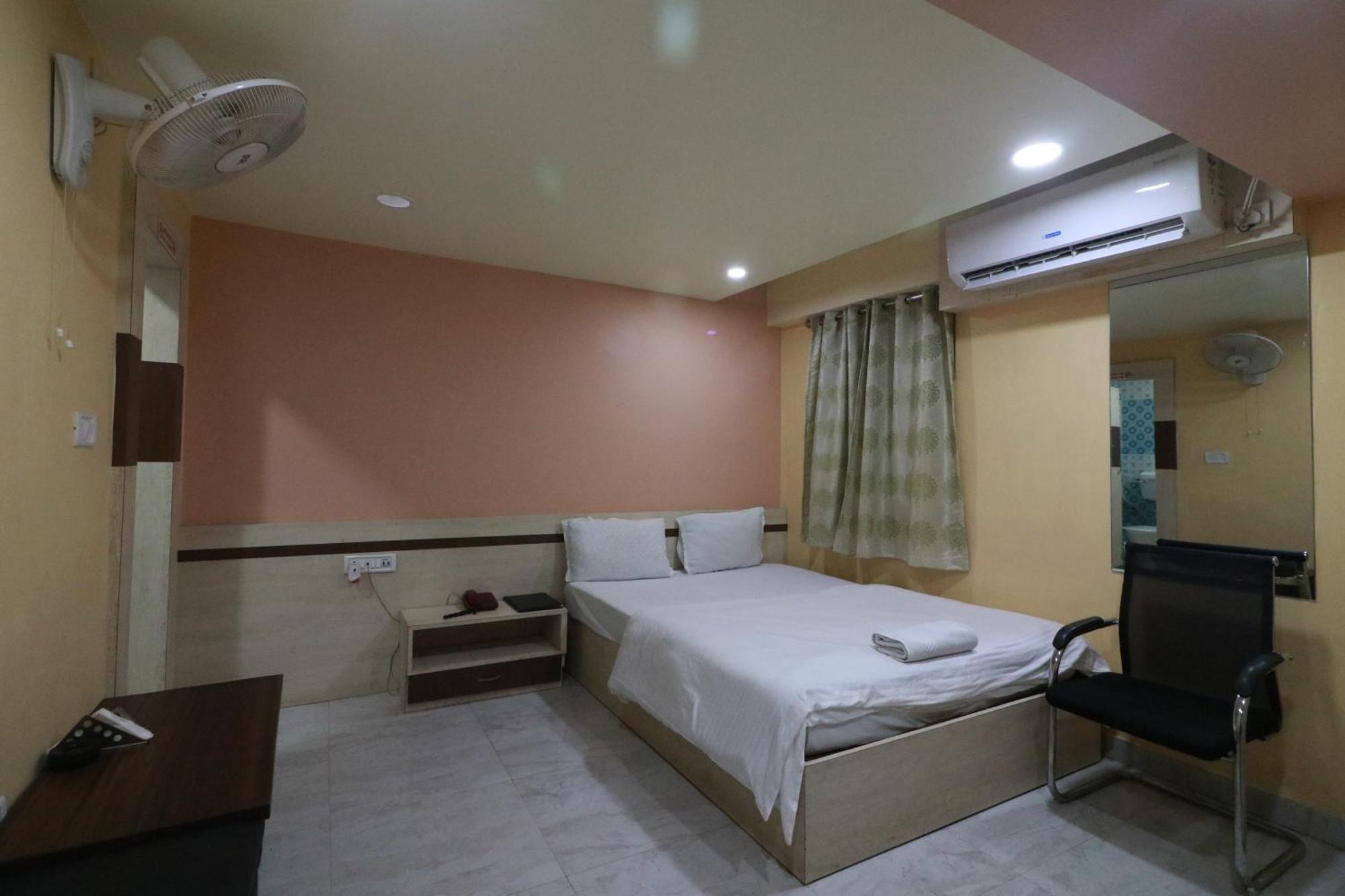 Hotel Himalaya Агартала Екстериор снимка