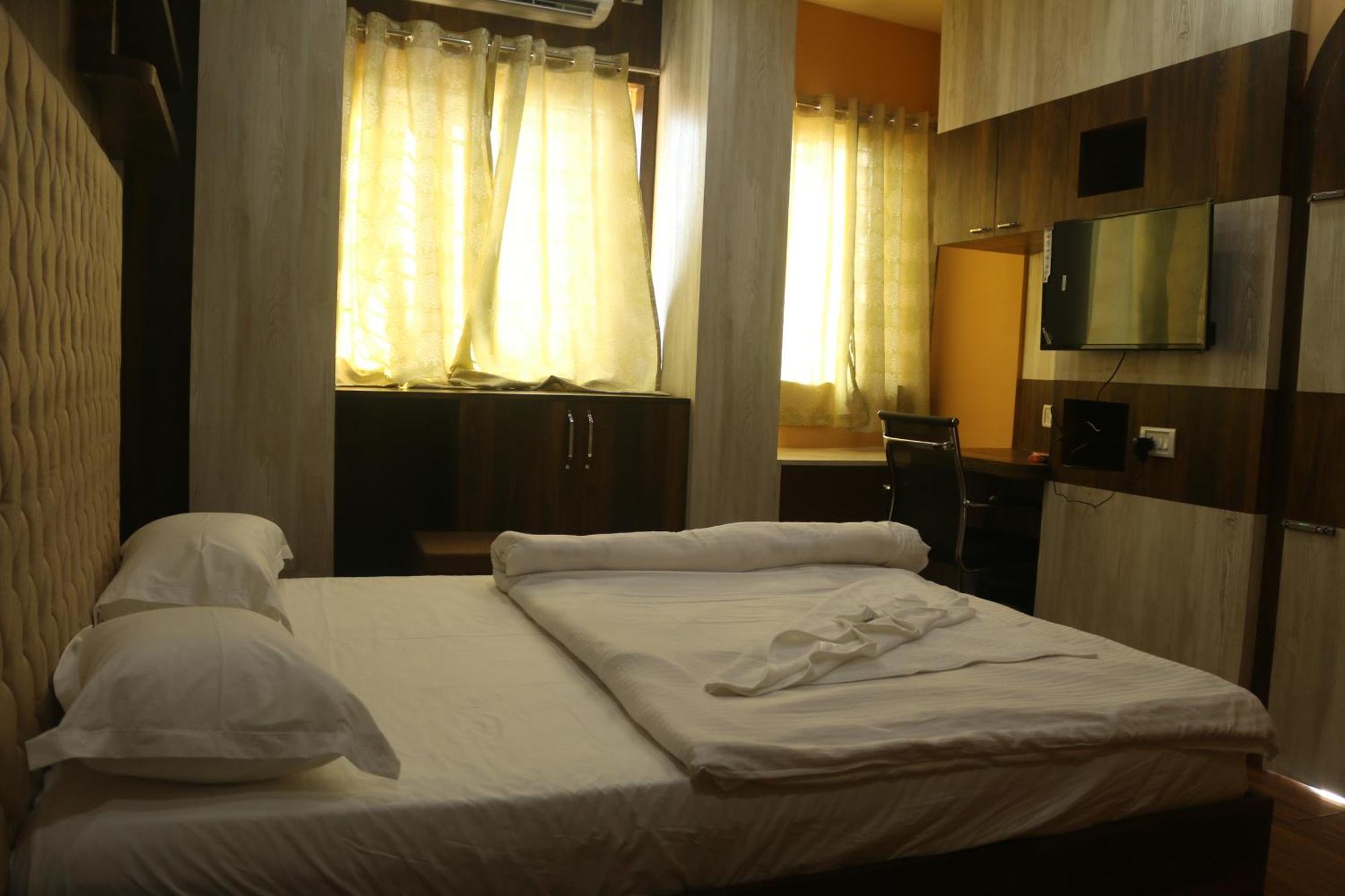 Hotel Himalaya Агартала Екстериор снимка