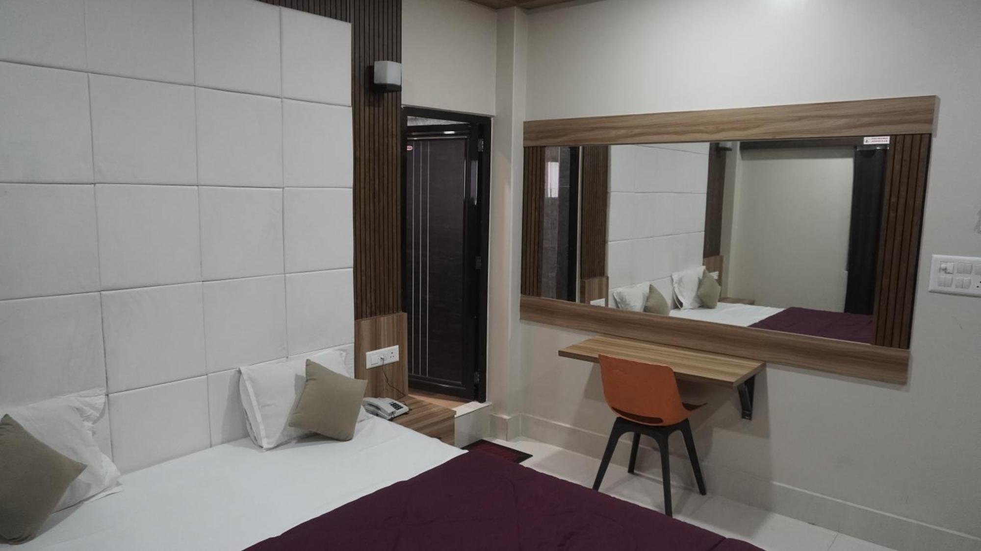 Hotel Himalaya Агартала Екстериор снимка