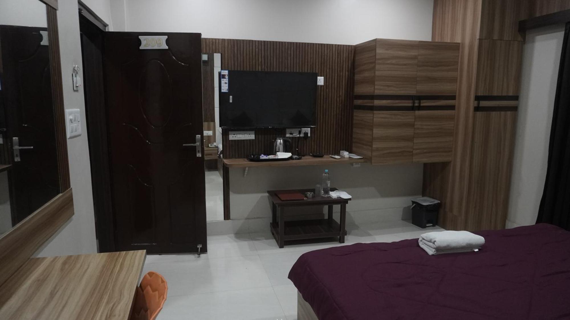 Hotel Himalaya Агартала Екстериор снимка