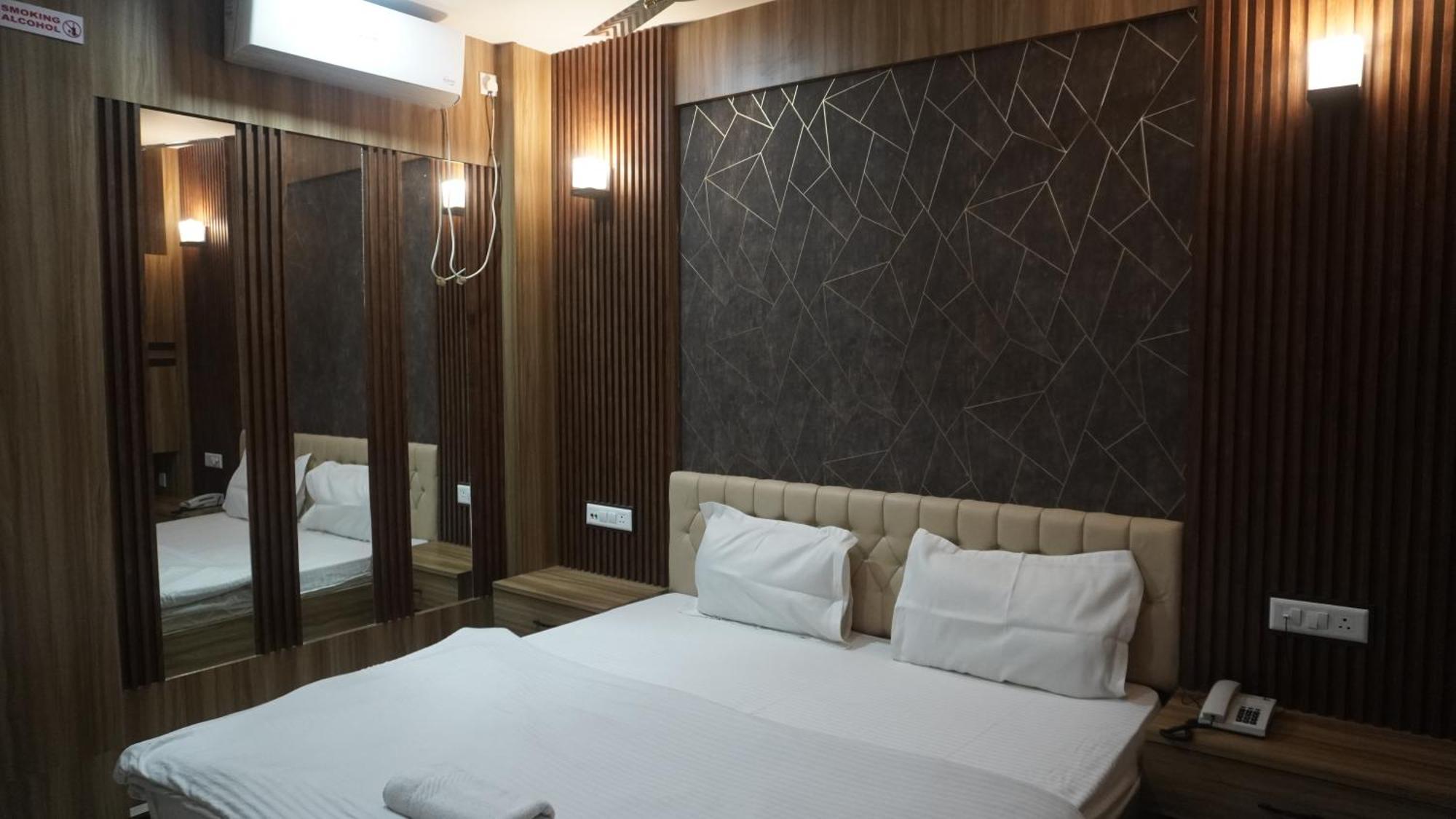 Hotel Himalaya Агартала Екстериор снимка
