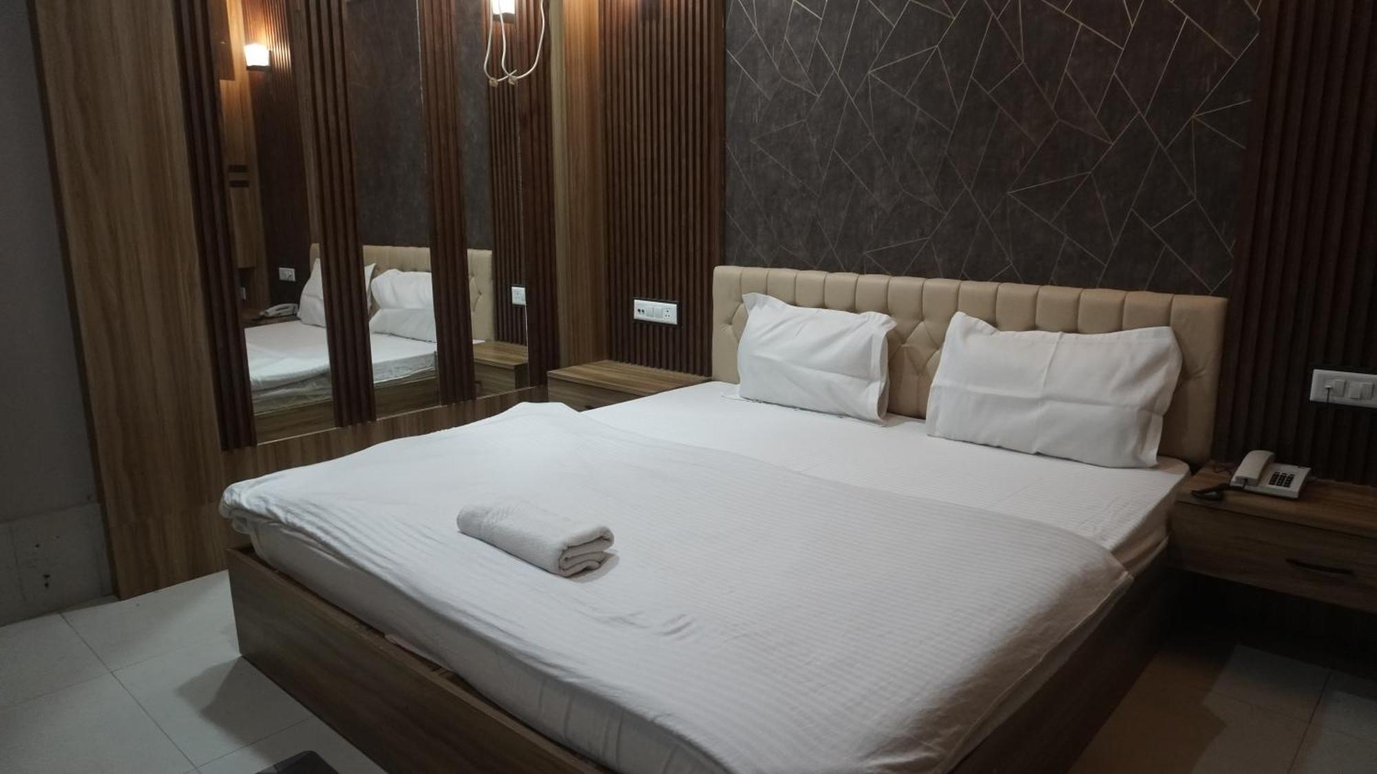 Hotel Himalaya Агартала Екстериор снимка