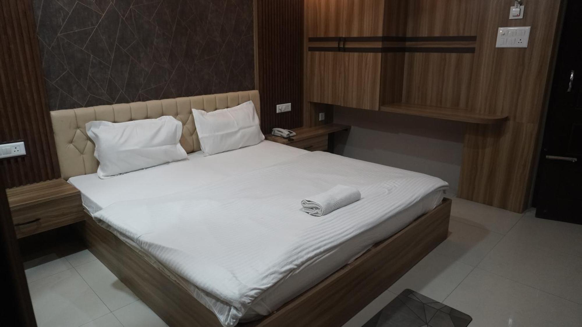 Hotel Himalaya Агартала Екстериор снимка